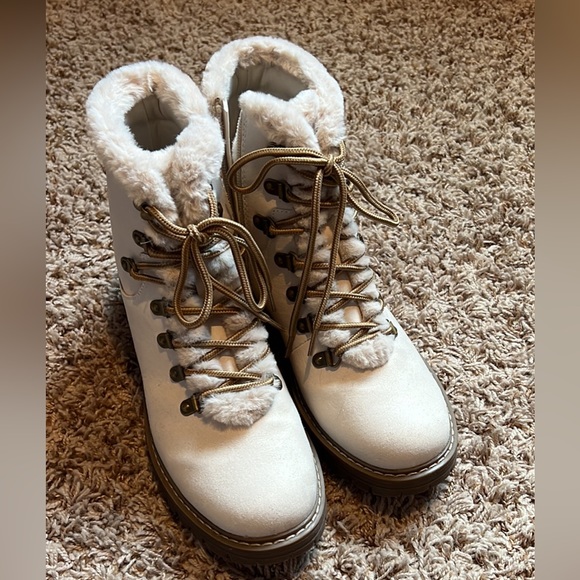 White Mountain Shoes - Women’s Size 8.5 Cliffs by White Mountain Boots